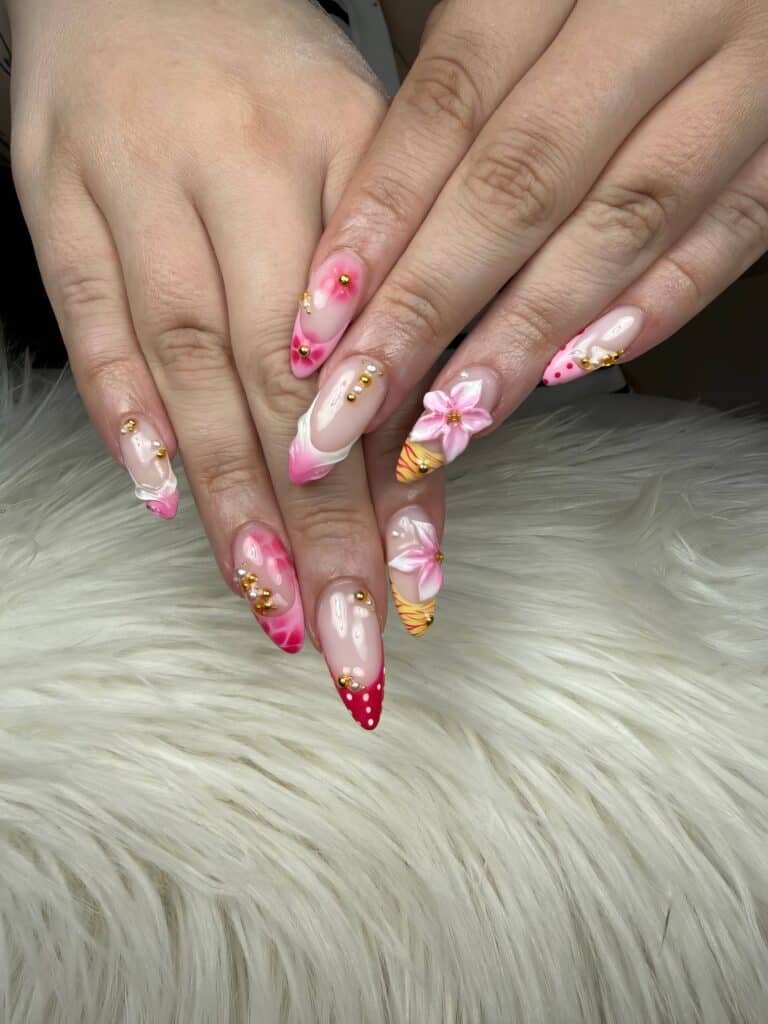 Pose d’ongles rose avec nail art floral réalisée par Beauty By Lorena à Ronchamp